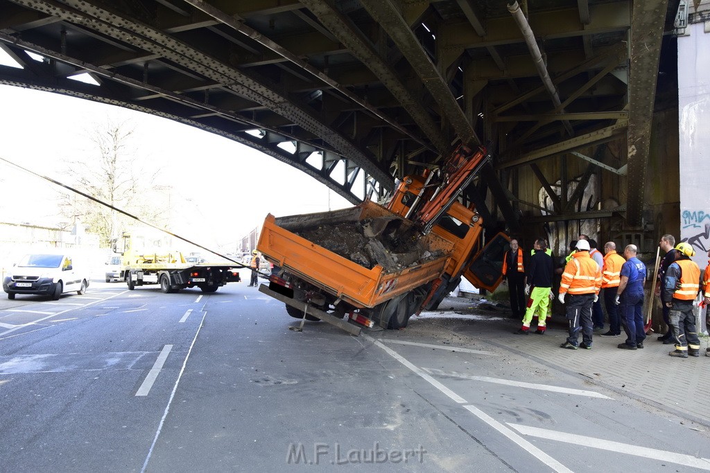 LKW blieb unter Bruecke haengen Koeln Deutz Deutz Muelheimerstr P030.JPG - Miklos Laubert